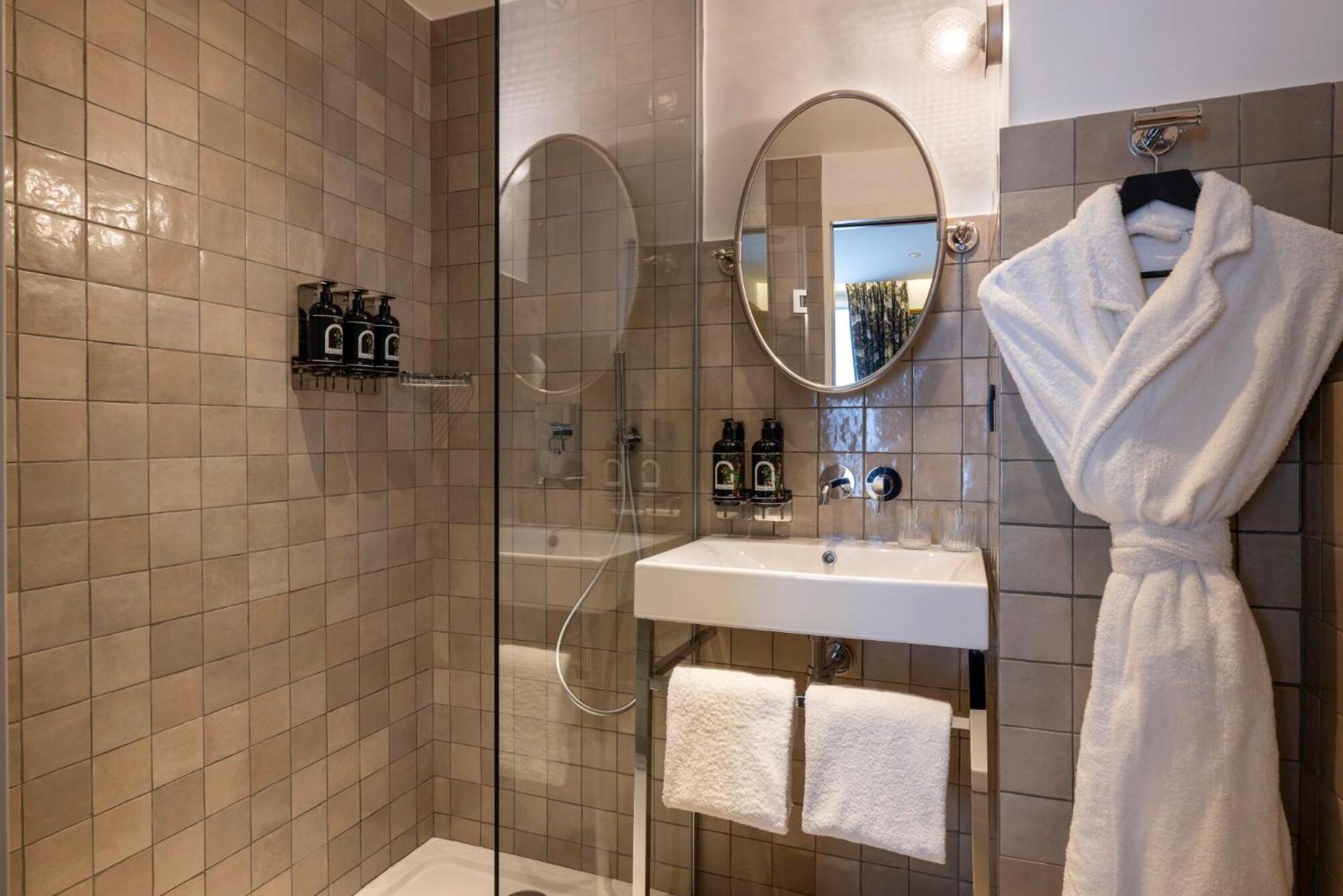 Hotel Ginette A La Folie & Spa Parigi Esterno foto