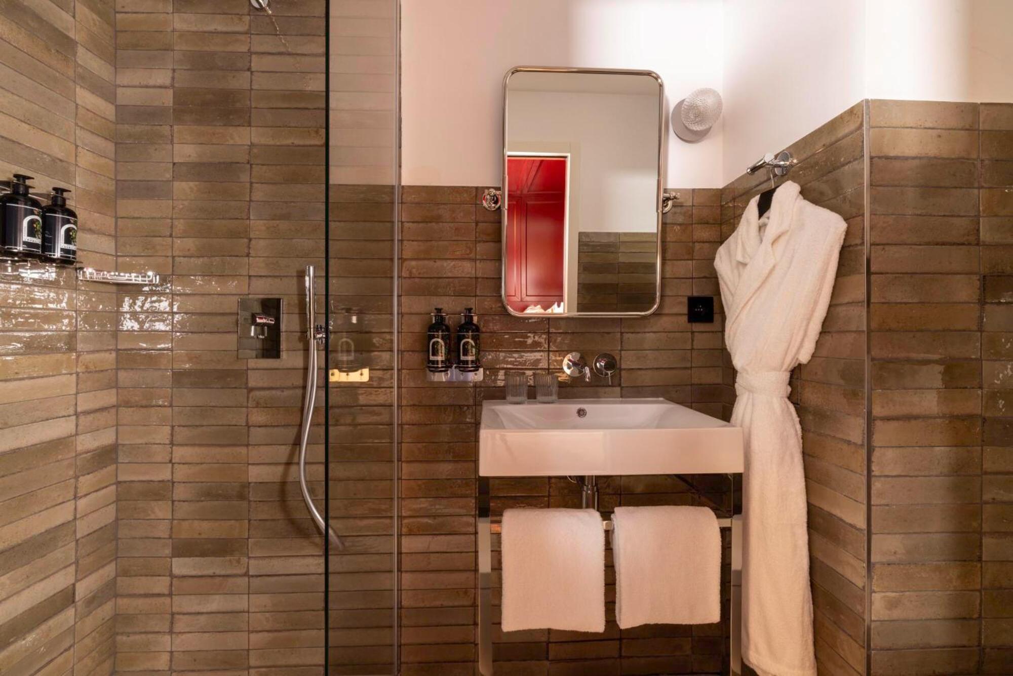 Hotel Ginette A La Folie & Spa Parigi Esterno foto
