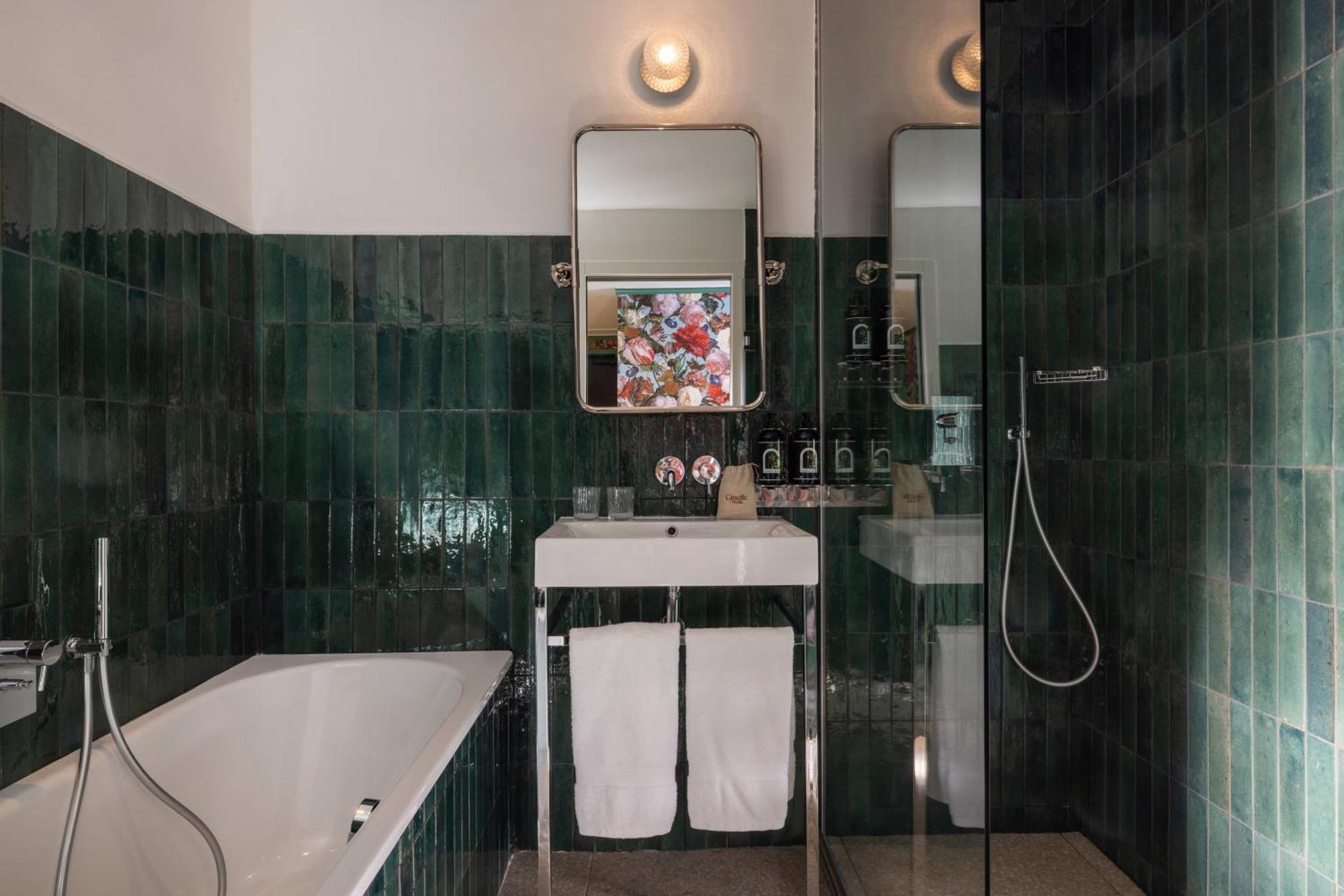 Hotel Ginette A La Folie & Spa Parigi Esterno foto